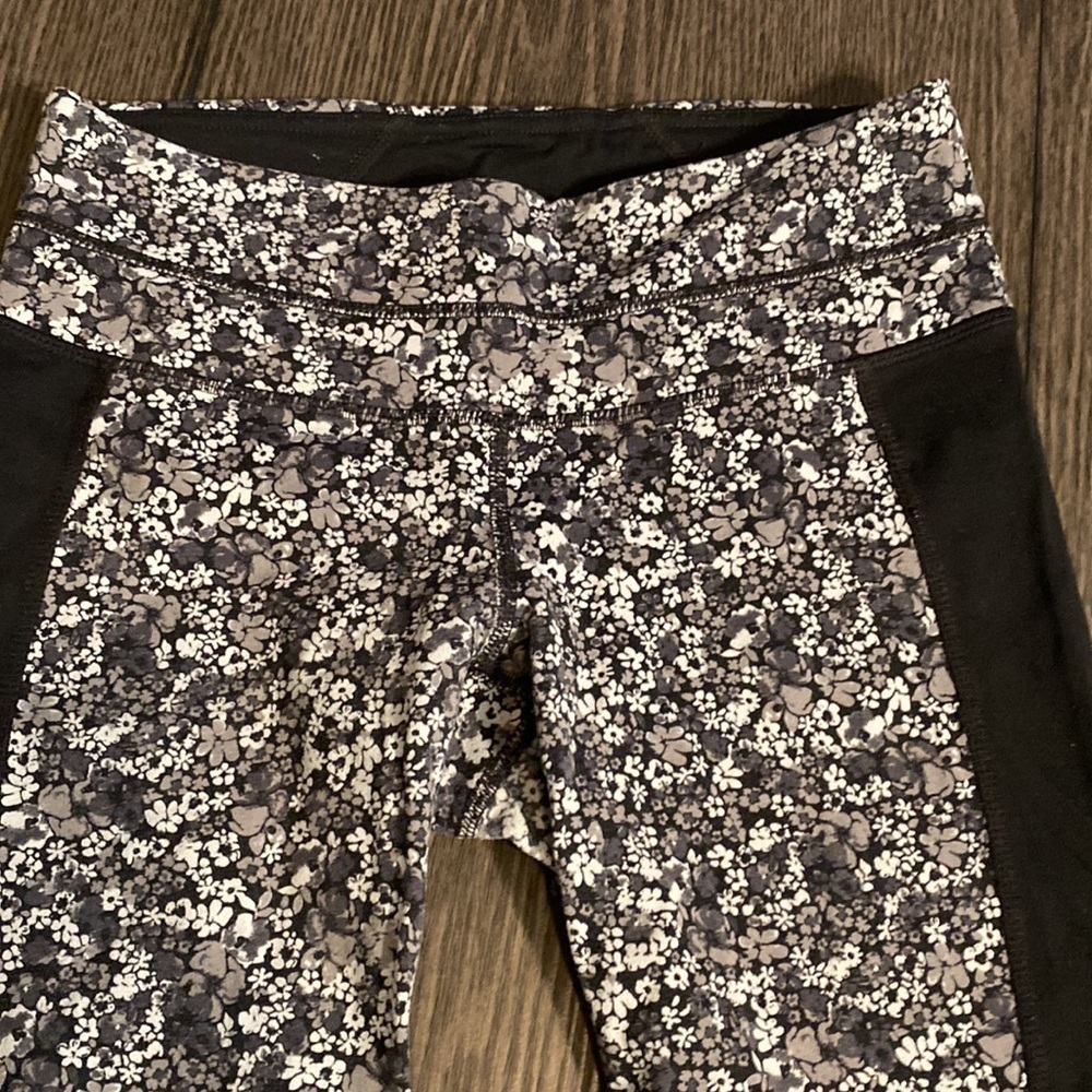 Athleta crop length leggings. Sz XS. Black, gray and white floral pattern - Picture 5 of 14